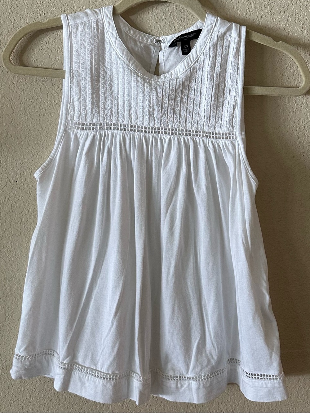 Banana Republic White Sleeveless Crochet Yoke Camisole size XS
